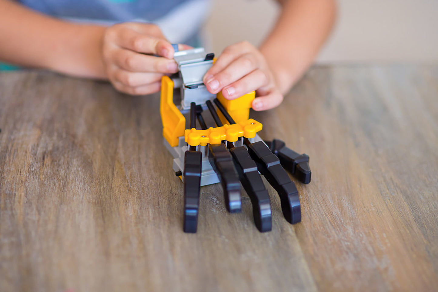 Mano Robótica con Motor - KidzRobotix 4M