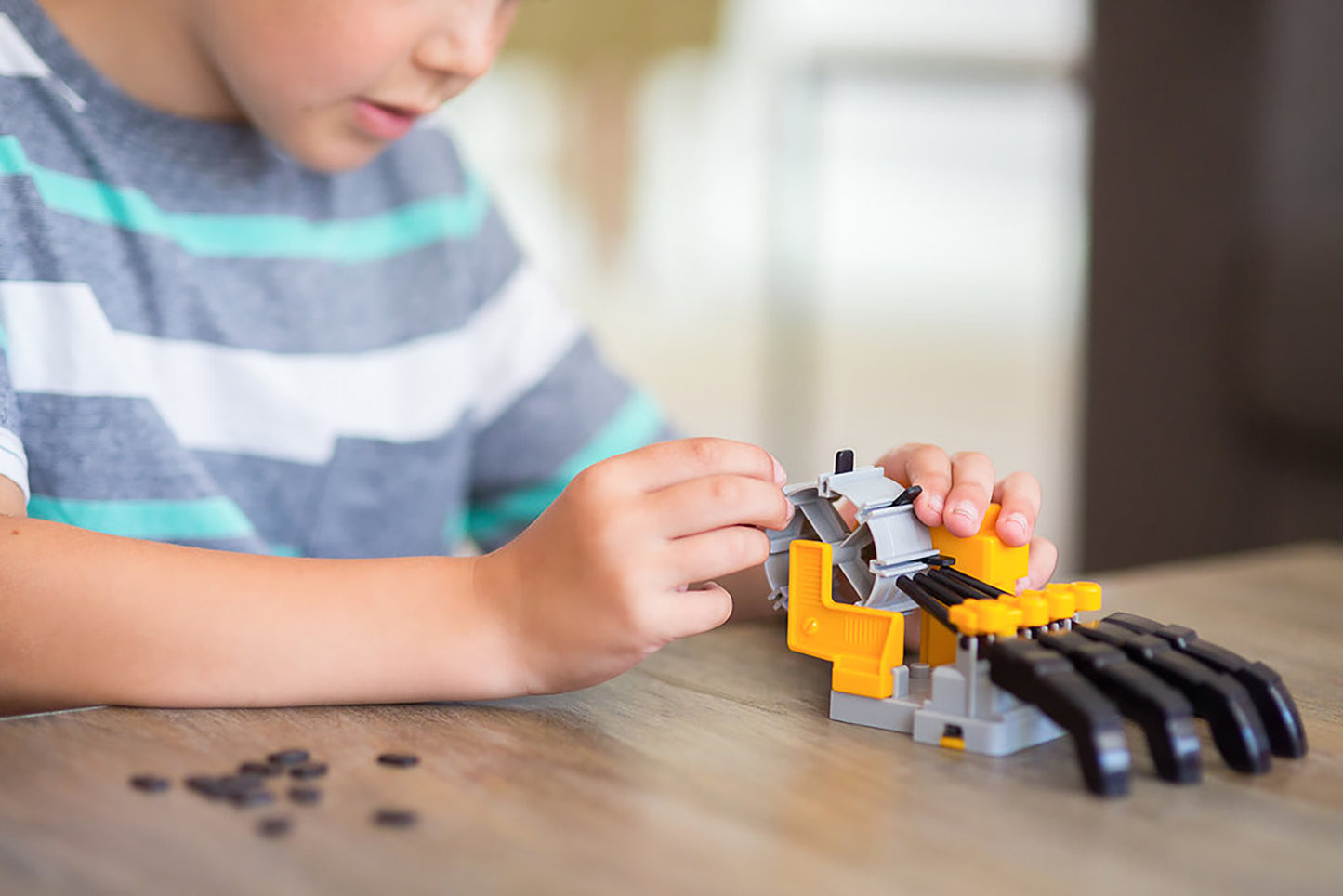 Mano Robótica con Motor - KidzRobotix 4M